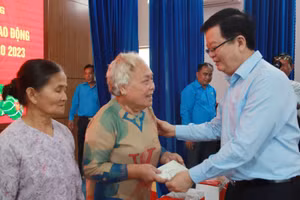 Đồng chí Mai Văn Chính trao quà Tết cho gia đình chính sách có hoàn cảnh khó khăn trên địa bàn thành phố Tân An, Long An. 