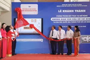 Nghi thức khánh thành Phòng Trưng bày thực tại mở rộng “Không gian văn hóa Hồ Chí Minh”. 