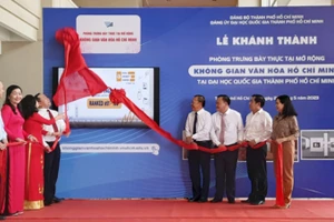 Nghi thức khánh thành Phòng Trưng bày thực tại mở rộng “Không gian văn hóa Hồ Chí Minh”. 