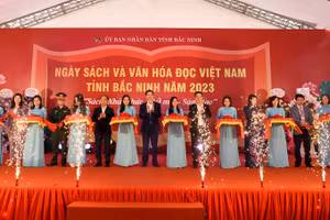 Các đại biểu cắt băng khai mạc ngày sách và văn hoá đọc.