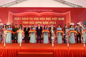 Các đại biểu cắt băng khai mạc ngày sách và văn hoá đọc.
