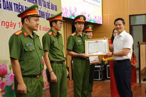 Phó Chủ tịch Thường trực UBND tỉnh Vương Quốc Tuấn trao bằng khen cho các tập thể, cá nhân xuất sắc.