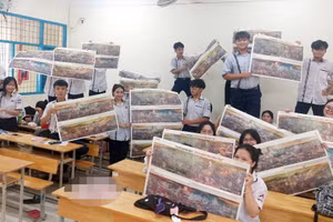 Các em học sinh Trường THPT Hoàng Diệu, tỉnh Sóc Trăng hào hứng đón nhận tranh panorama Điện Biên Phủ của Báo Nhân Dân tặng.