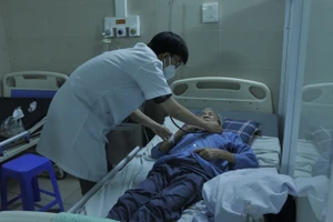 Bệnh nhân Covid-19 đang điều trị tại Bệnh viện Thanh Nhàn. 