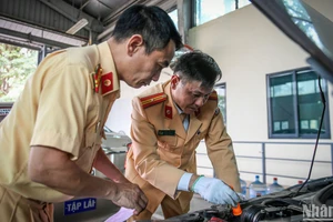 Lực lượng Cảnh sát giao thông hỗ trợ tại Trung tâm đăng kiểm 29-03S. 