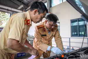 Lực lượng Cảnh sát giao thông hỗ trợ tại Trung tâm đăng kiểm 29-03S. 