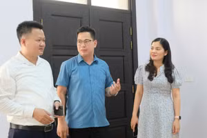 Tiến sĩ Hồ Quang Hòa (trái), Phó Giáo sư, Tiến sĩ Trần Thành Nam (giữa) chia sẻ về công tác tư vấn tham vấn tâm lý học đường.