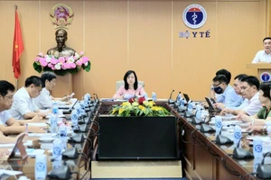 Đồng chí Đào Hồng Lan, quyền Bộ trưởng Y tế chủ trì hội nghị.