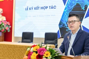 Đồng chí Lê Quốc Minh, Ủy viên Trung ương Đảng, Tổng Biên tập Báo Nhân Dân, Phó Trưởng Ban Tuyên giáo và Dân vận Trung ương, Chủ tịch Hội Nhà báo Việt Nam phát biểu tại lễ ký kết. 