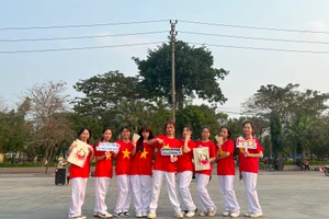 Các bạn trẻ tham gia roadshow quảng bá Festival Phở 2024. 