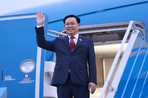 Chủ tịch Quốc hội Vương Đình Huệ dẫn đầu Đoàn đại biểu cấp cao Quốc hội Việt Nam rời Hà Nội thăm chính thức Vương quốc Campuchia và Cộng hòa Philippines. (Ảnh: DOÃN TUẤN/TTXVN)