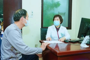 Bác sĩ khám, tư vấn cho người bệnh.