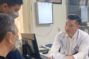 Bác sĩ Nguyễn Quang Thành tư vấn cho người bệnh.