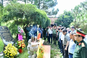 Thủ tướng Phạm Minh Chính và Đoàn công tác dành một phút mặc niệm tưởng nhớ Đại tướng Võ Nguyên Giáp.