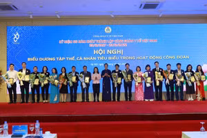 Công đoàn Y tế Việt Nam biểu dương các cá nhân và tập thể. 