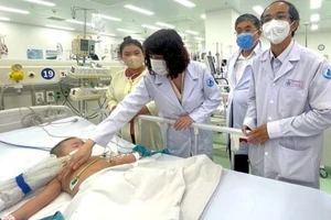 Bệnh nhi phải can thiệp tích cực do mắc tay chân miệng.