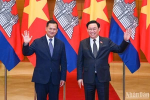 Chủ tịch Quốc hội Vương Đình Huệ và Thủ tướng Campuchia Samdech Hun Manet. (Ảnh: DUY LINH)
