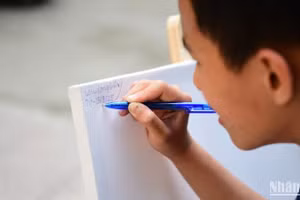 Trẻ có niềm yêu thích với vẽ cây cầu. (Ảnh: SƠN TÙNG)