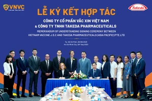 Đại diện Công ty TNHH Takeda Pharmaceuticals và đại diện Hệ thống tiêm chủng VNVC ký kết biên bản ghi nhớ hợp tác chiến lược hôm 28/9 tại Thành phố Hồ Chí Minh.