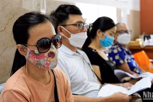 Bệnh nhân khám đau mắt đỏ tại Bệnh viện Mắt Trung ương. (Ảnh: THẾ KHẢI)