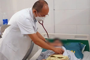 Bệnh nhân mắc sốt xuất huyết nằm điều trị tại Bệnh viện Bạch Mai. 