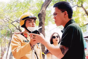 Kiểm tra nồng độ cồn. (Ảnh minh họa)