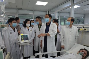 Thượng tướng Trần Quang Phương, Phó Chủ tịch Quốc hội và Bộ trưởng Y tế Đào Hồng Lan cùng đoàn lãnh đạo Bộ Y tế đã đến thăm hỏi nạn nhân vụ cháy tại Trung Kính.