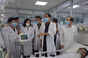 Thượng tướng Trần Quang Phương, Phó Chủ tịch Quốc hội và Bộ trưởng Y tế Đào Hồng Lan cùng đoàn lãnh đạo Bộ Y tế đã đến thăm hỏi nạn nhân vụ cháy tại Trung Kính.