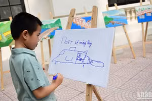 Nhiều trẻ tự kỷ có niềm đam mê với vẽ. (Ảnh: THẾ DƯƠNG)