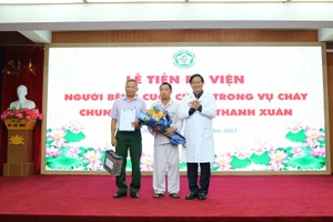 Giám đốc Bệnh viện Bạch Mai Đào Xuân Cơ chúc mừng người bệnh ra viện.