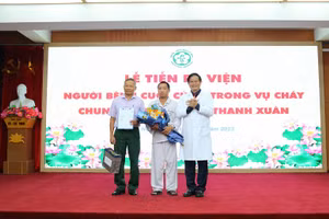 Giám đốc Bệnh viện Bạch Mai Đào Xuân Cơ chúc mừng người bệnh ra viện.