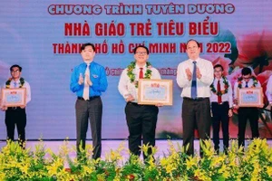 Lãnh đạo Trung ương Đoàn và Thành ủy Thành phố Hồ Chí Minh trao giải thưởng cho Nhà giáo trẻ tiêu biểu Thành phố Hồ Chí Minh. (Ảnh: THÀNH ĐẠT).