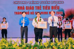 Lãnh đạo Trung ương Đoàn và Thành ủy Thành phố Hồ Chí Minh trao giải thưởng cho Nhà giáo trẻ tiêu biểu Thành phố Hồ Chí Minh. (Ảnh: THÀNH ĐẠT).