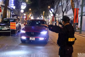 Kiểm tra nồng độ cồn với các tài xế. (Ảnh: THÀNH ĐẠT)