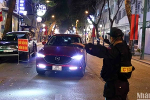 Kiểm tra nồng độ cồn với các tài xế. (Ảnh: THÀNH ĐẠT)