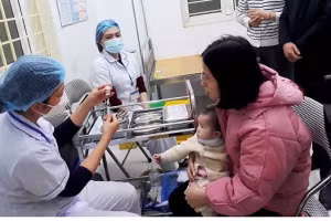 Tiêm chủng vaccine sởi cho trẻ em trên địa bàn Hà Nội. (Ảnh: VĂN LẬP)