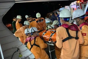 Lực lượng cứu nạn hàng hải bàn giao bệnh nhân cho các cơ quan chức năng.