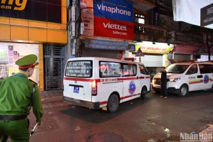 Xe cứu thương Trung tâm cấp cứu 115 Hà Nội túc trực tại đám cháy.