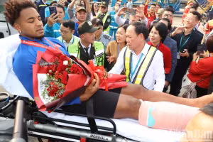 Ở trận chung kết vừa qua, Xuân Son đã dính chấn thương trong một tình huống nỗ lực đưa bóng vào trong vòng cấm cho đồng đội. (Ảnh: BÙI LƯỢNG - PHAN THẠCH)