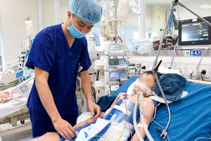 Bé C.T rơi vào tình trạng rất nguy kịch khi được chuyển đến Bệnh viện Nhi Trung ương.