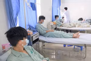 4 học sinh nhập viện sau khi dùng thuốc lá điện tử. (Ảnh: Bệnh viện cung cấp)