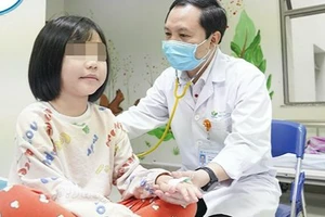 Tiến sĩ, bác sĩ Lê Ngọc Duy, Trưởng khoa Cấp cứu và Chống độc, Bệnh viện Nhi Trung ương thăm khám cho trẻ bị ngộ độc thực phẩm.