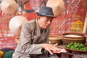 Ông Vũ Văn Đê hướng dẫn cách lựa chọn hạt gạo ngon. 