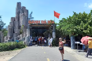 Thắng cảnh quốc gia Gành Đá Đĩa, huyện Tuy An dịp lễ 2/9 đón 6.000 lượt khách mỗi ngày.