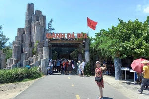 Thắng cảnh quốc gia Gành Đá Đĩa, huyện Tuy An dịp lễ 2/9 đón 6.000 lượt khách mỗi ngày.