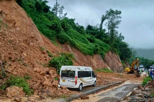 Mưa lũ gây sạt lở tại dốc Cun tỉnh Hòa Bình.
