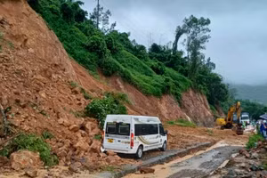 Mưa lũ gây sạt lở tại dốc Cun tỉnh Hòa Bình.