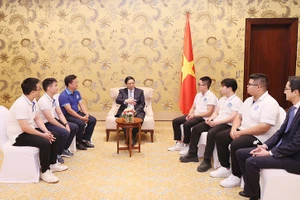 Thủ tướng Phạm Minh Chính đã gặp nhóm sinh viên Việt Nam vừa đạt thành tích cao trong cuộc thi tại UAE. (Ảnh: Dương Giang/TTXVN)