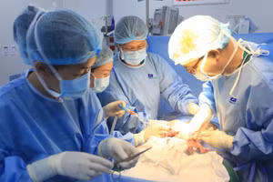 Bác sĩ sản khoa (phải) kết hợp bác sĩ sơ sinh (thứ hai từ trái qua) cứu bé sinh non bằng phác đồ “giờ vàng”.