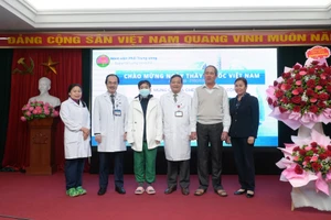 Hai người bệnh được ghép phổi thành công chúc mừng và tri ân Nhân dịp Ngày thầy thuốc Việt Nam.